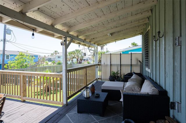 16535 Jamaica Inn Road, Jamaica Beach, TX 77554