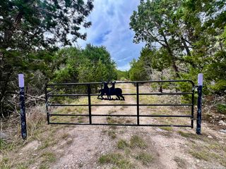 196 DINGLEY VIEW DR, Kerrville, TX 78028