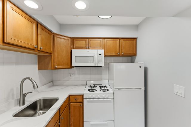 6758 N Sheridan Avenue 234, Chicago, IL 60626