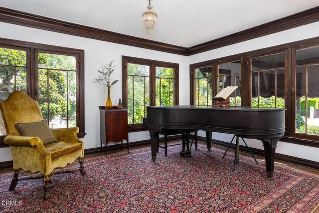 1045 New York Drive, Altadena, CA 91001