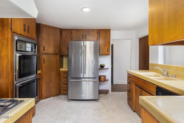1045 New York Drive, Altadena, CA 91001