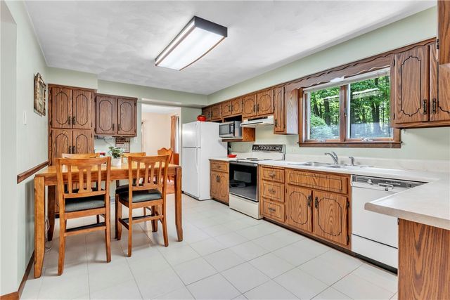 454 Cherokee Dr, Center Twp, PA 16001