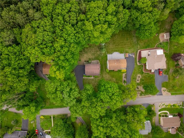 454 Cherokee Dr, Center Twp, PA 16001