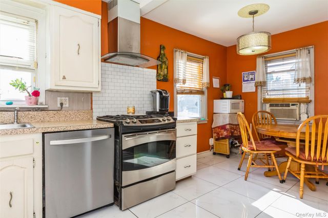 91 Grant Drive E, Valley Stream, NY 11580