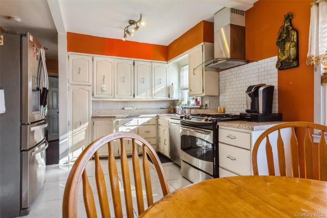 91 Grant Drive E, Valley Stream, NY 11580
