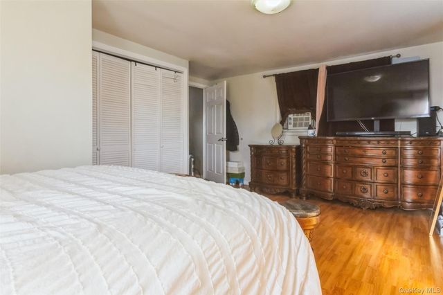 91 Grant Drive E, Valley Stream, NY 11580