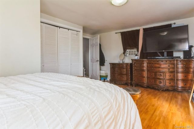 91 Grant Drive E, Valley Stream, NY 11580