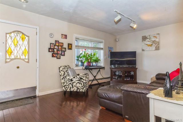 91 Grant Drive E, Valley Stream, NY 11580