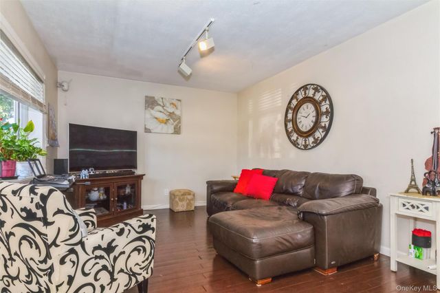 91 Grant Drive E, Valley Stream, NY 11580