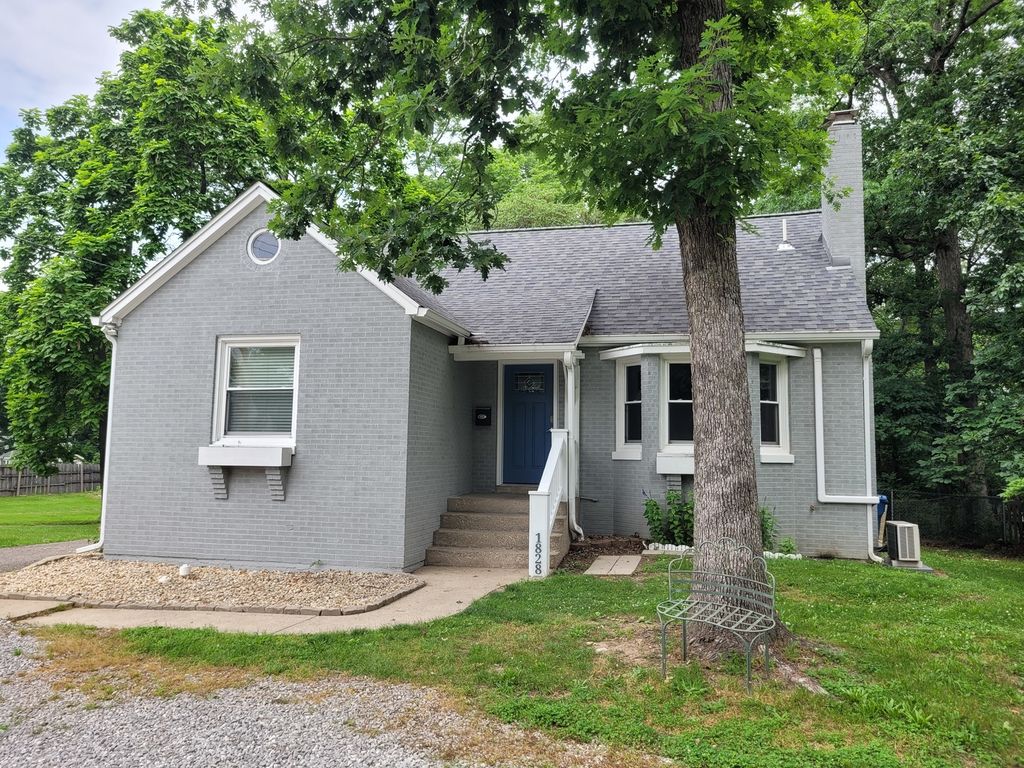 Image 1 of property listing at 1828 E Richview Road, Mt Vernon, IL 62864
