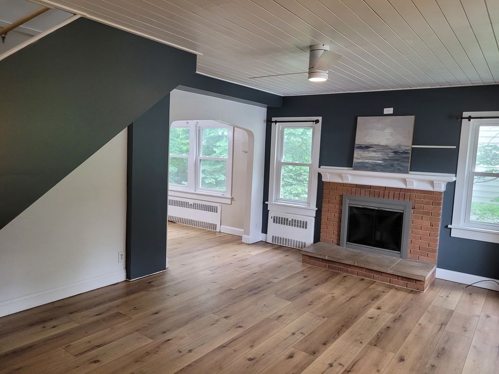 Image 2 of property listing at 1828 E Richview Road, Mt Vernon, IL 62864