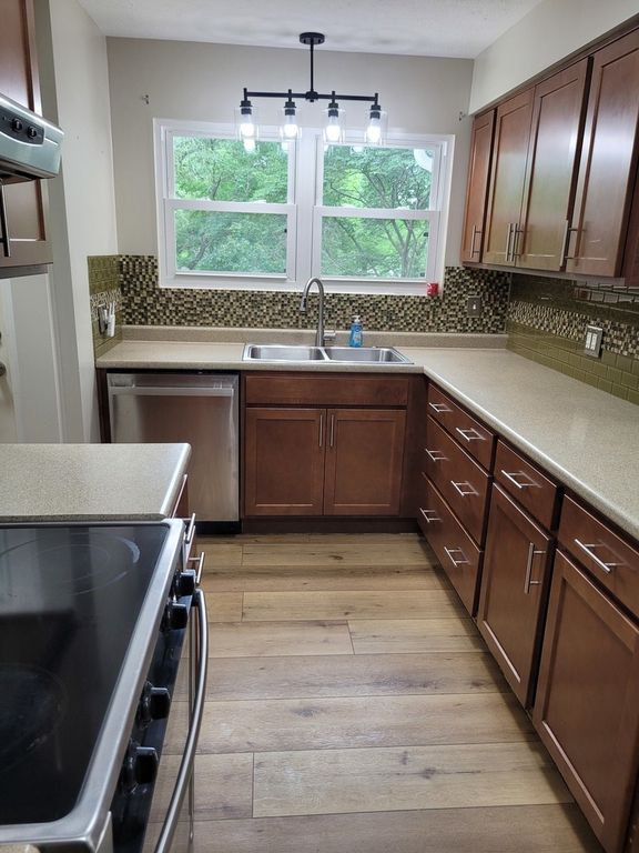 Image 11 of property listing at 1828 E Richview Road, Mt Vernon, IL 62864