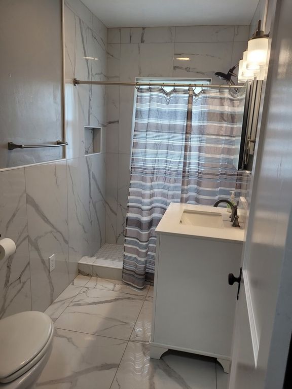 Image 15 of property listing at 1828 E Richview Road, Mt Vernon, IL 62864