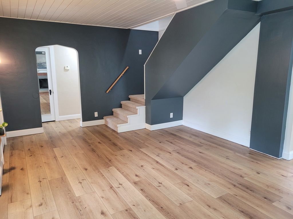 Image 3 of property listing at 1828 E Richview Road, Mt Vernon, IL 62864