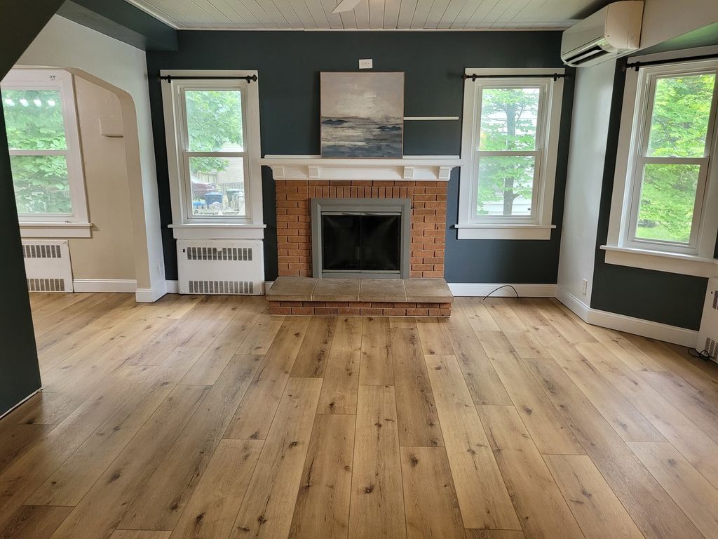 Image 4 of property listing at 1828 E Richview Road, Mt Vernon, IL 62864