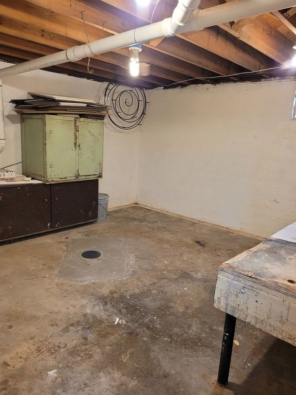 Image 31 of property listing at 1828 E Richview Road, Mt Vernon, IL 62864