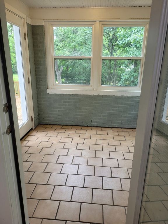 Image 7 of property listing at 1828 E Richview Road, Mt Vernon, IL 62864