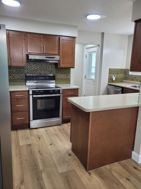 Image 9 of property listing at 1828 E Richview Road, Mt Vernon, IL 62864