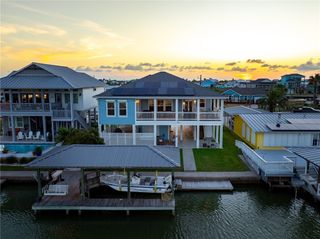 119 Ball St, Rockport, TX 78382