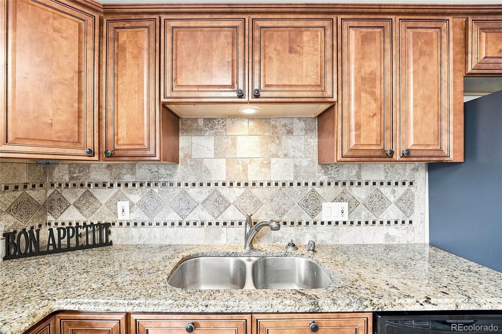 Image 6 of property listing at 7183 S Syracuse Street, Centennial, CO 80112