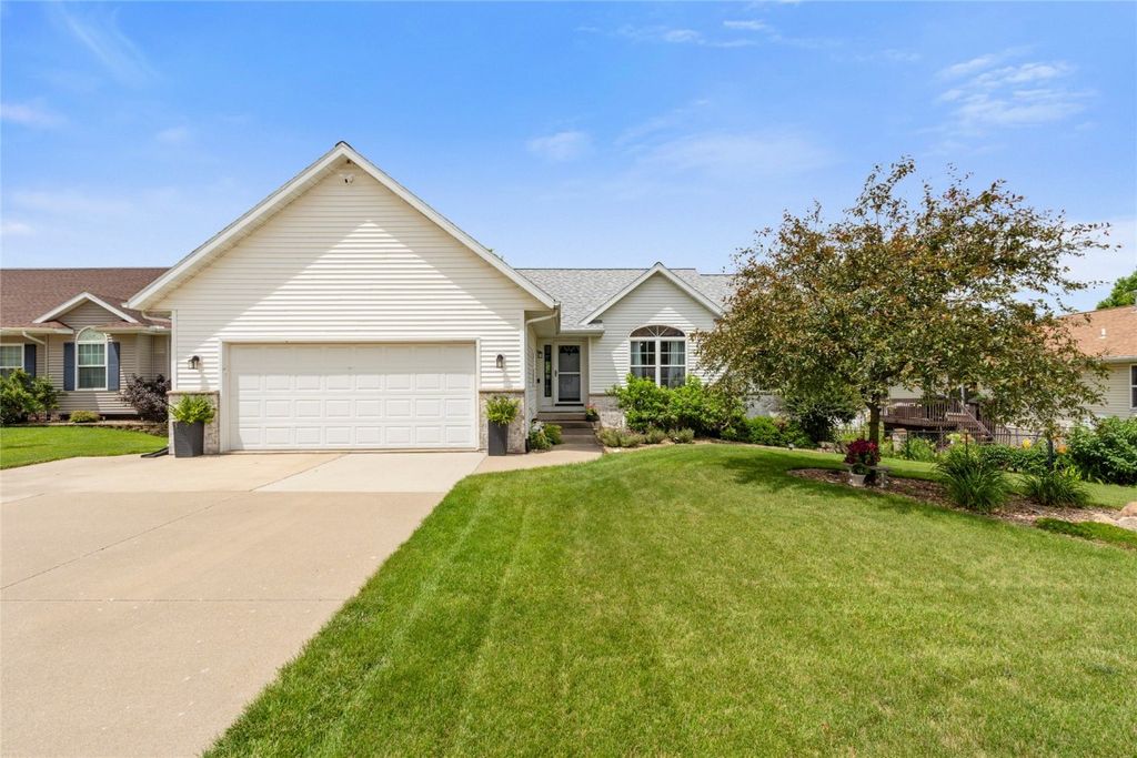 523 E Terrace Drive, Center Point, IA 52213