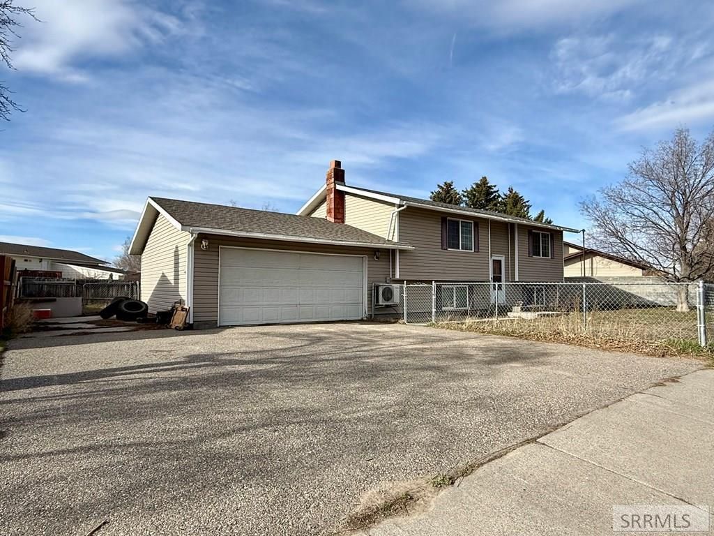 Image 5 of property listing at 155 Hummingbird Lane, Shelley, ID 83274