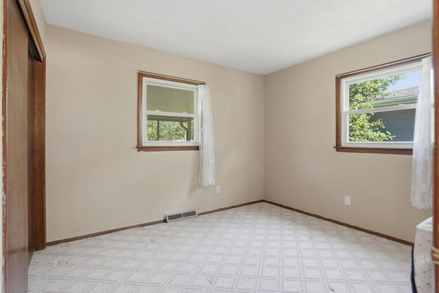 8112 7th Street W, Rock Island, IL 61201