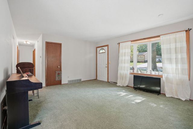 8112 7th Street W, Rock Island, IL 61201