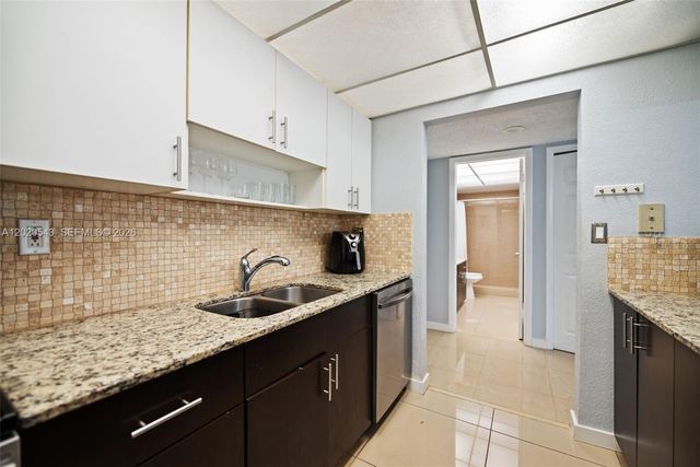 200 Lakeview Dr 113, Weston, FL 33326