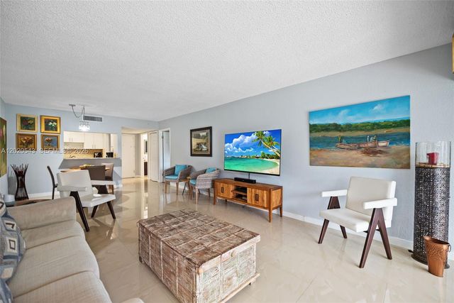 200 Lakeview Dr 113, Weston, FL 33326