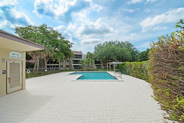 200 Lakeview Dr 113, Weston, FL 33326