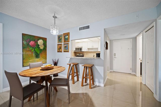 200 Lakeview Dr 113, Weston, FL 33326