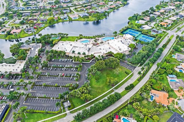 200 Lakeview Dr 113, Weston, FL 33326