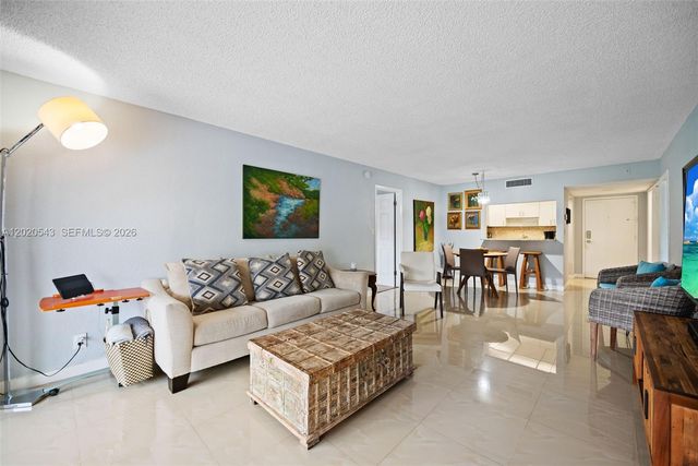 200 Lakeview Dr 113, Weston, FL 33326