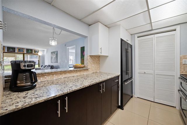 200 Lakeview Dr 113, Weston, FL 33326