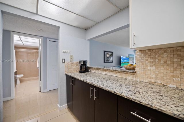 200 Lakeview Dr 113, Weston, FL 33326