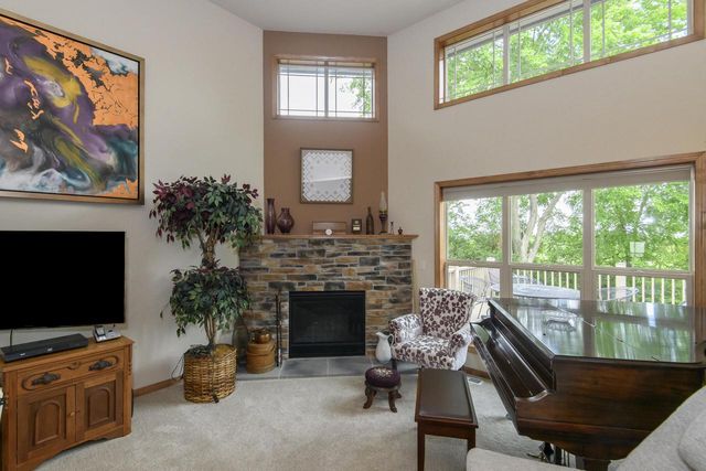1207 Woodland Hills DRIVE, Waukesha, WI 53188