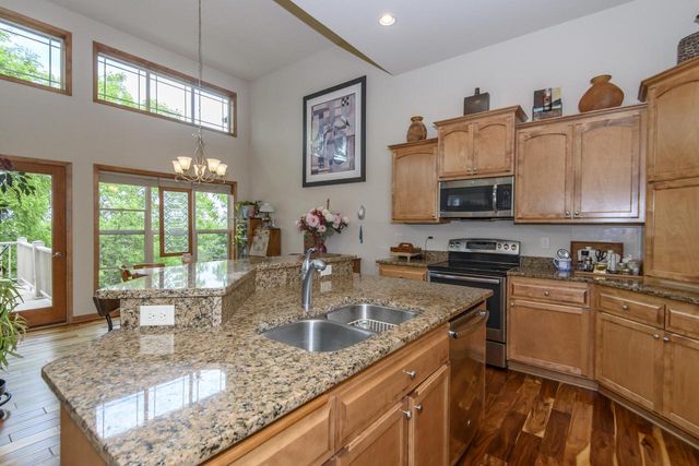 1207 Woodland Hills DRIVE, Waukesha, WI 53188