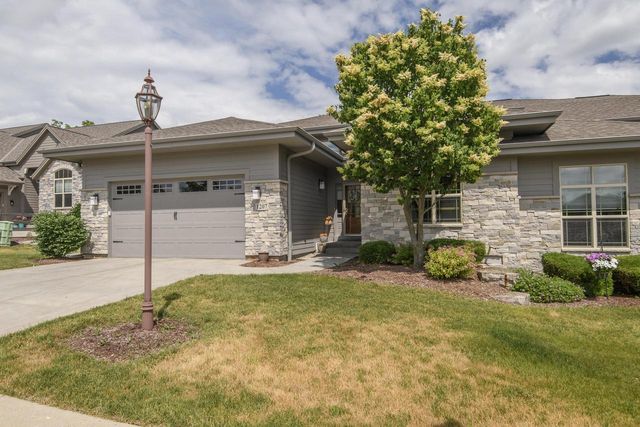 1207 Woodland Hills DRIVE, Waukesha, WI 53188