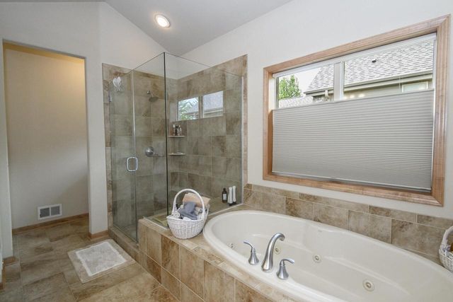 1207 Woodland Hills DRIVE, Waukesha, WI 53188