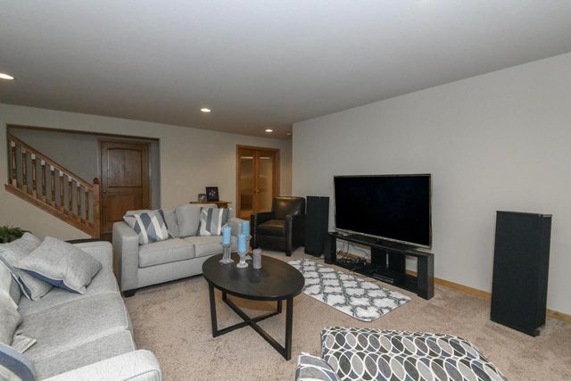 1207 Woodland Hills DRIVE, Waukesha, WI 53188