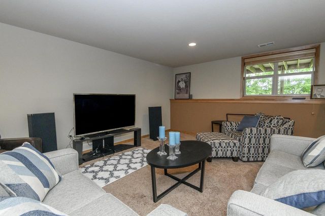 1207 Woodland Hills DRIVE, Waukesha, WI 53188