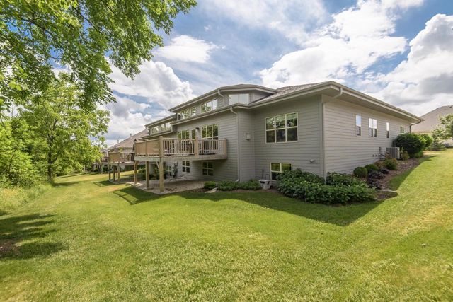1207 Woodland Hills DRIVE, Waukesha, WI 53188