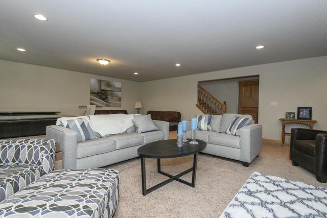 1207 Woodland Hills DRIVE, Waukesha, WI 53188
