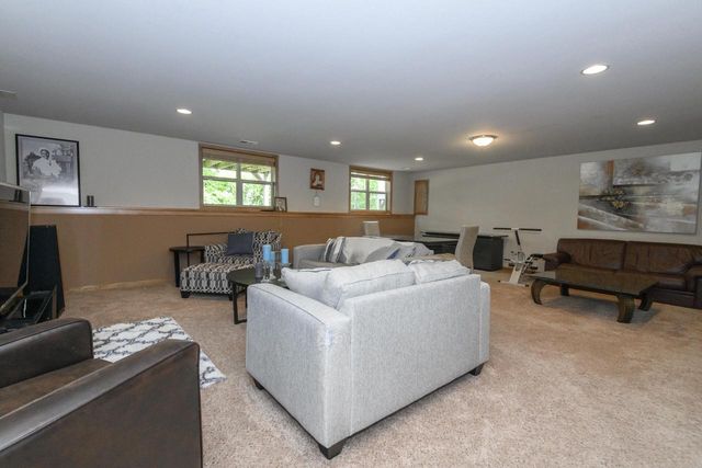 1207 Woodland Hills DRIVE, Waukesha, WI 53188
