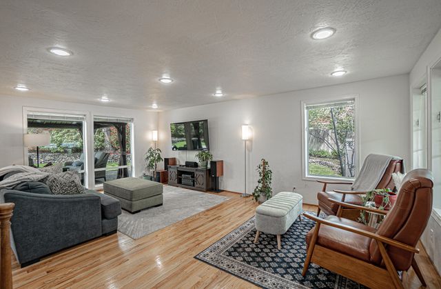 2537 Seville Circle, Medford, OR 97504