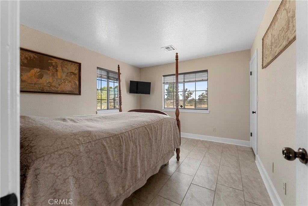Image 22 of property listing at 40745 25th Street W, Palmdale, CA 93551
