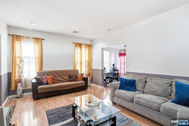 10 Lentz Place, Irvington, NJ 07111