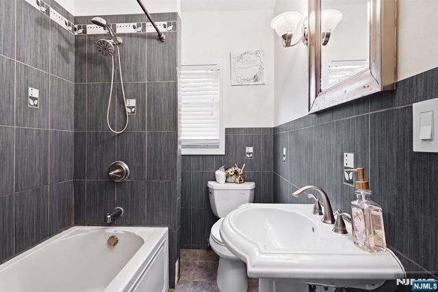 10 Lentz Place, Irvington, NJ 07111