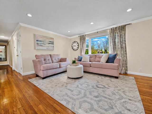 104 Seagate Lane, Hyannis, MA 02601